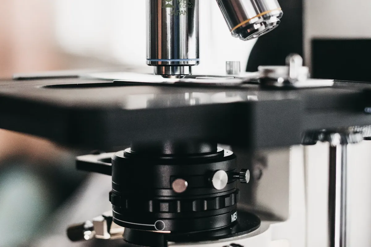 Lentes e platina de um microscópio de laboratório em close